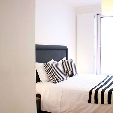 Joivy Modern 1-Bed Apt With Terrace, Moments From Sao Bento Palace Lisboa Dış mekan fotoğraf