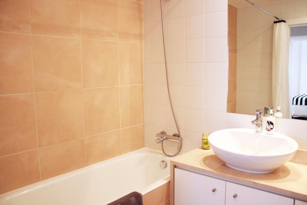 Joivy Modern 1-Bed Apt With Terrace, Moments From Sao Bento Palace Lisboa Dış mekan fotoğraf