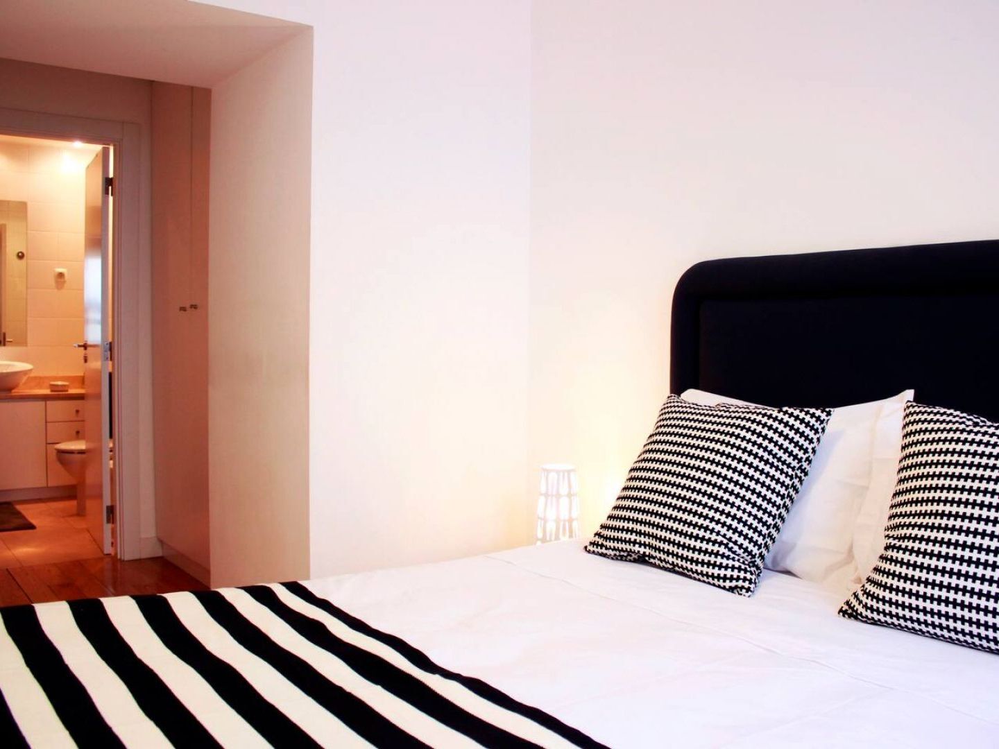 Joivy Modern 1-Bed Apt With Terrace, Moments From Sao Bento Palace Lisboa Dış mekan fotoğraf